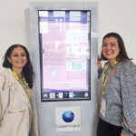 La directora de Laboratorios, Susana Cortés, y la embrióloga senior, Carolina Cordero, junto al abstract de su estudio presentado a ASEBIR.