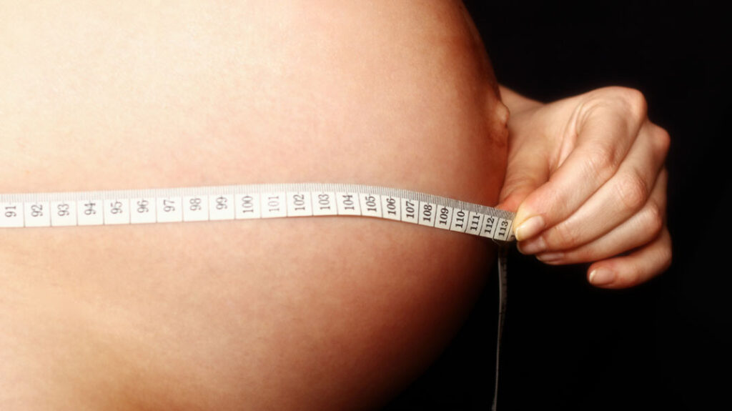 una mujer embarazada