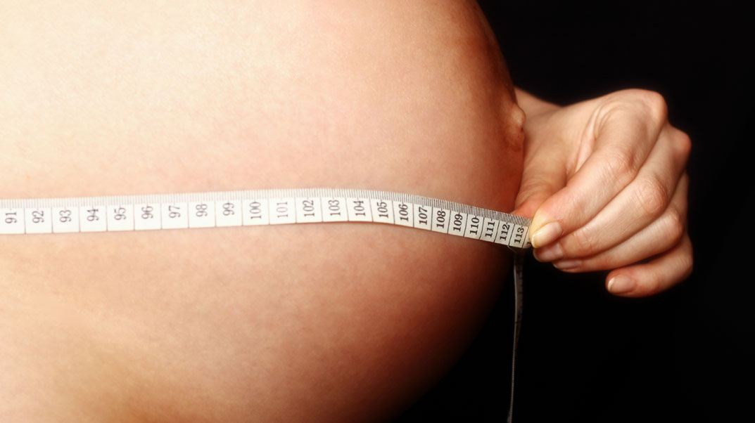 una mujer embarazada