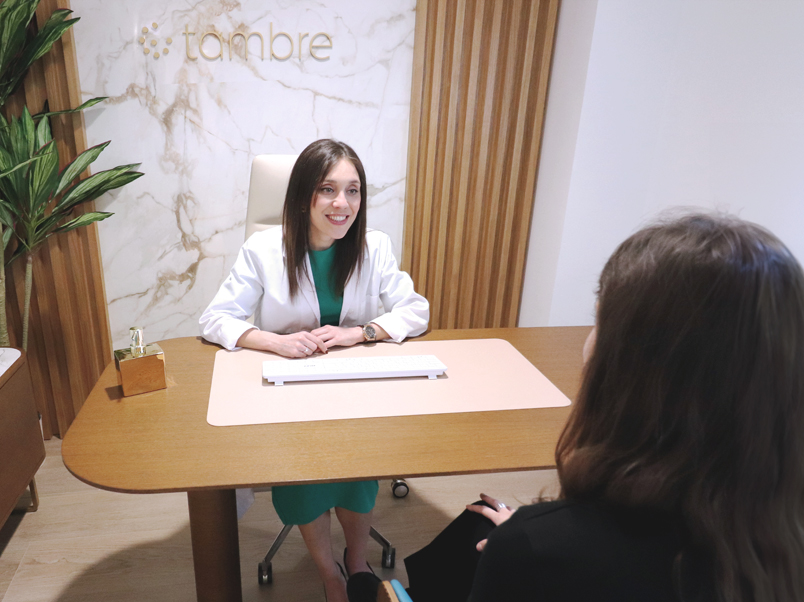 La dra Estefanía Moreno en la consulta de Tambre con una paciente