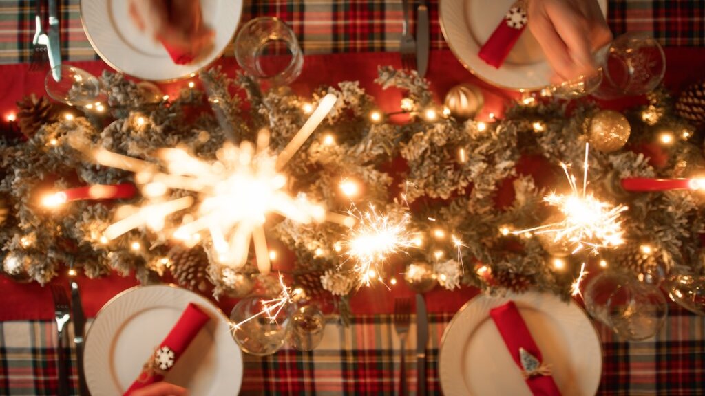 Reuniones familiares en Navidad, momentos de celebracion o un mal trago