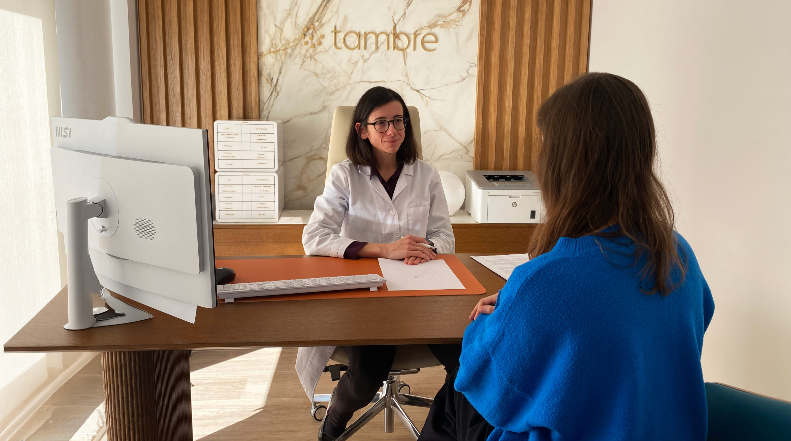 La dottoressa Ángela Llaneza in visita con una paziente.