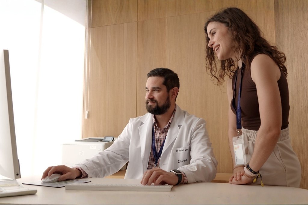 El dr Abraham Zavala, dr médico de Tambre Alicante. junto a una coordinadora de fertilidad.