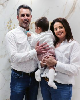 Marta-y-Carlos-con-Mateo-scaled-1.jpg